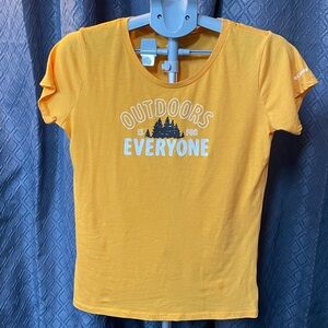 “ outdoors is for everyone “ 
Women yellow t shirt
Columbia size large